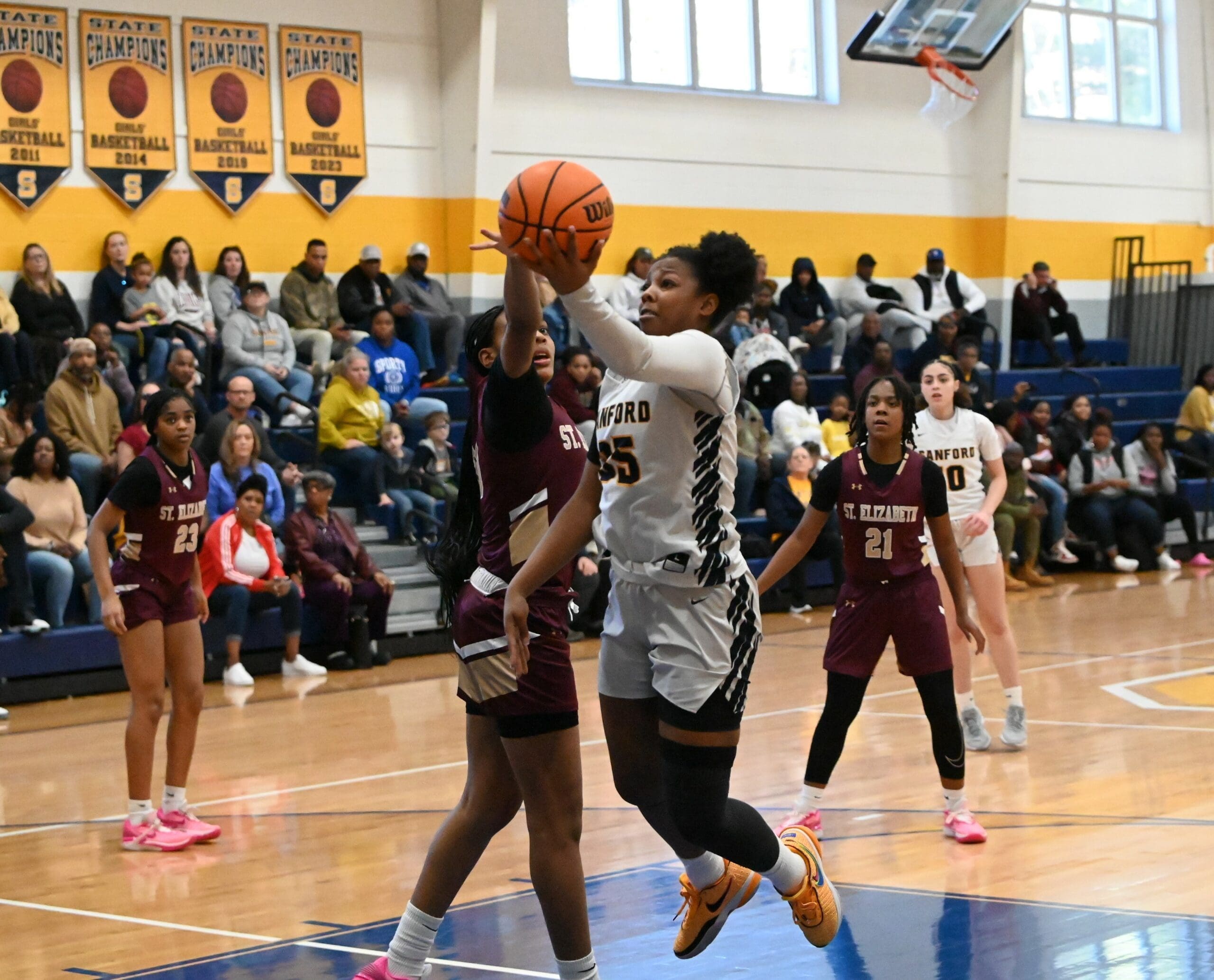 Featured image for “Courtside View – Week 7 girls basketball top 10 rankings”